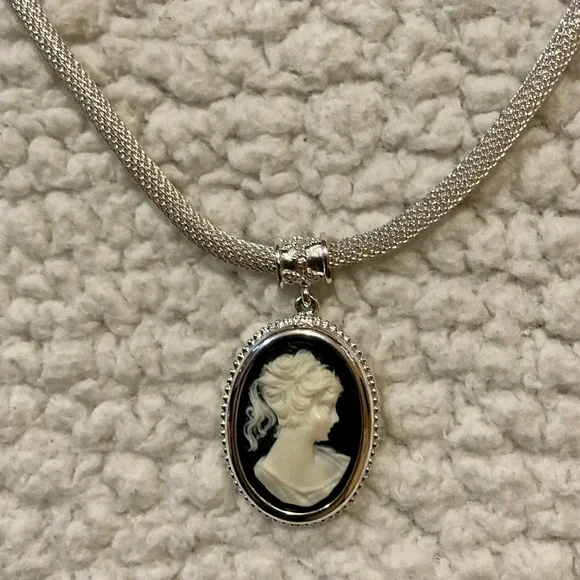 NWOT 1928 CLASSIC COLLECTION SIGNATURE BLACK FROST CAMEO PENDANT